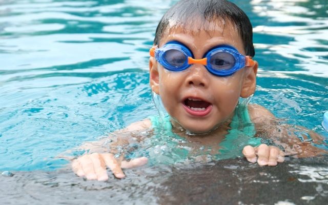Naucz dziecko pływać – różne ćwiczenia na początek