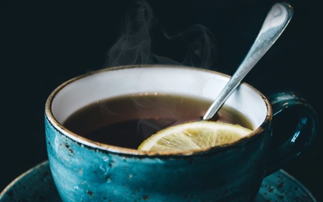 Zimowa herbata z pomarańczą, cynamonem i imbirem